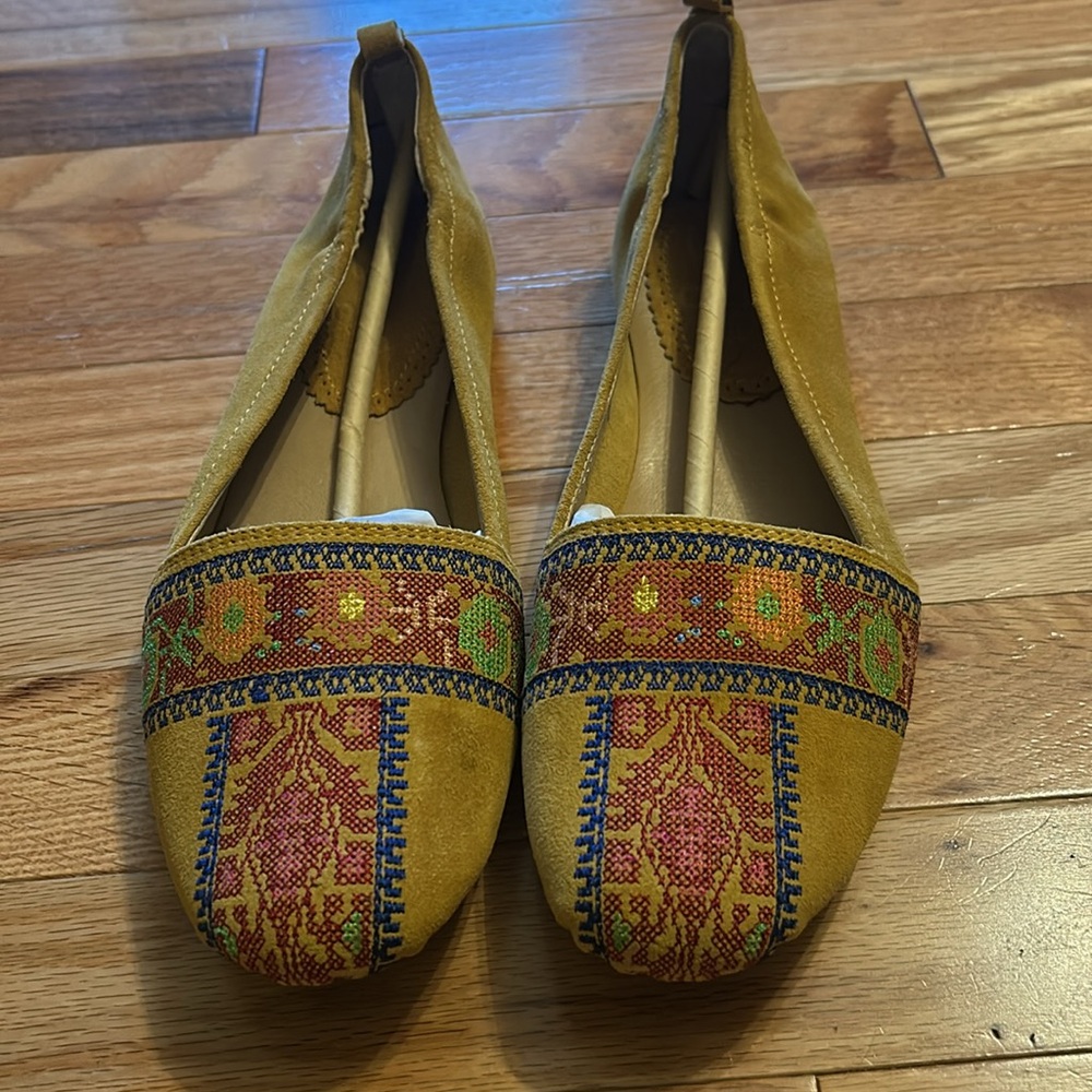 Latigo Embroidered begonia flats. Color is saffron (mustard), size 9. Brand new - Picture 3 of 5